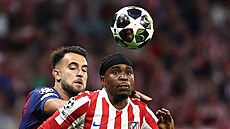 Souboj o mí� mezi Ericem Garcíou (Barcelona) a Ademolou Lookmanem z Atlética...