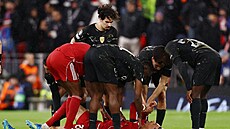 Hugo Ekitike (Liverpool) si �ádá léka�skou pomoc ve �tvrtfinále proti PSG.