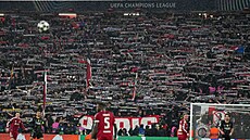 P�íznivci pa�í�ského celku zvedají �ály na Anfieldu b�hem odvety �tvrtfinále...