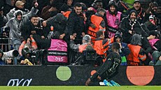 Ousmane Dembélé (PSG) slaví úvodní branku odvetného �tvrtfinálového zápasu Ligy...