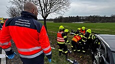Po p�íjezdu na místo posádky záchraná�� zjistily, �e je v osobním voze mladý...