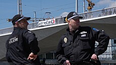 Spolek Kaputin na nov� otev�eném Dvoreckém most� vyv�sil transparent na podporu...