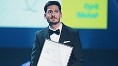 Pediatr Cyril Mat�jka alias Cyril D�cka� získal Cenu �tená�� (18. dubna 2026)