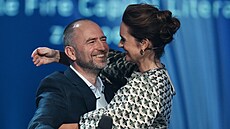 Radovan Jursa si krom� ceny vyslou�il i objetí od moderátorky Daniely...