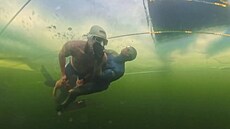 David Vencl zachra�ovaný bezpe�nostním potáp��em p�i svém pokusu o sv�tový...