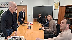 Zahrani�ní vedení Dynama v �ele s majitelkou Nnekou Ede dorazilo na jednání na...