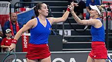 Tereza Valentová (vlevo) s Markétou Vondrou�ovou ve �ty�h�e v v utkání BJK Cupu...