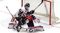 Momentka p�ed brankou pardubického Romana Willa v rozhodujícím sedmém utkání...