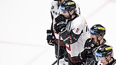 Zklamaní spar�an�tí hokejisté po proh�e v semifinálové sérii extraligy.