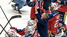 Pardubi�tí hokejisté slaví postup do finále extraligy.