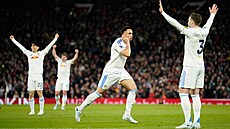 Fotbalisté Leedsu slaví gól do sít� Manchesteru United.