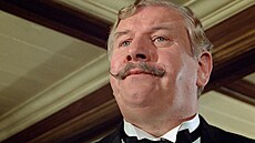 Peter Ustinov exceluje v hlavní roli Hercule Poirota v kultovním snímku Smrt na...