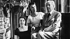 Architekt Frank Lloyd Wright s rodinou, snímek je z roku 1957. V bílých �atech...
