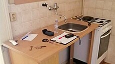 P�vodní kuchy�ka byla miniaturní a umíst�ná v tmavé chodb�.
