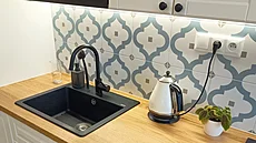 Kuchy� Bodbyn (IKEA) doplnily obklada�ky Barcelona greco.