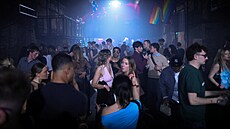 Lidé se shroma��ují na tane�ním parketu v no�ním klubu Heaven v Londýn�. (2....