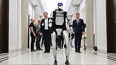 Humanoid Edward Warchocki krá�í po chodb� b�hem náv�t�vy Sejmu. (25. b�ezna...