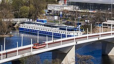 Konstrukce Dvoreckého mostu je odlitá z unikátního  bílého betonu (13. dubna...