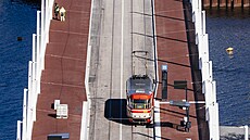 Konstrukce Dvoreckého mostu je odlitá z unikátního bílého betonu (13. dubna...