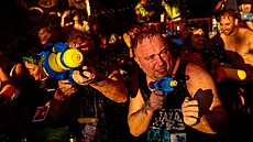 Vodní hrátky v centru thajského Bangkoku p�i oslavách nového roku (13. dubna...