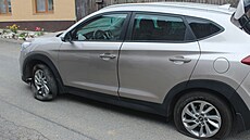 Opilý �idi� naboural sloupek a zaparkovaný v�z, poté si prorazil pneumatiky...