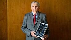 Historik a archivá� Zden�k Pokluda obdr�el od primátora Ji�ího Korce Cenu m�sta...