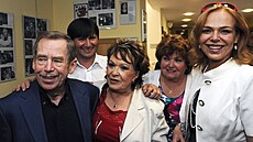 Zleva bývalý prezident republiky Václav Havel, �editel Divadla Na Jezerce Jan...