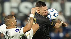 Bizarní moment z paraguayské fotbalové ligy. Odkop po penalt� trefil st�elce do...