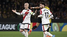 Kapitána Raya Vallecana Isi Palazón (vlevo) b�hem utkání s AEK Atény.