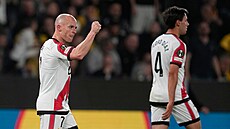 Kapitána Raya Vallecana Isi Palazón st�ílí slaví gól do sít� AEK Atény.