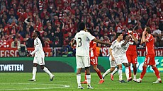 Zálo�ník Realu Madrid Eduardo Camavinga (vlevo) opou�tí trávník po vylou�ení v...
