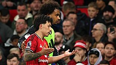 Stoper Manchesteru United Lissandro Martínez nechápe vylou�ení v utkání s...