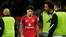 Stoper Manchesteru United Lissandro Martínez po vylou�ení v utkání s Leedsem.