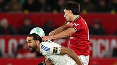 Stoper Manchesteru United Lissandro Martínez tahá za vlasy úto�níka Leedsu...