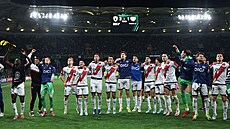 Fotbalisté Raya Vallecana slaví postup do semifinále Konferen�ní ligy.