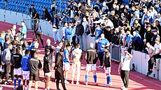Fotbalisté Baníku p�ed kotlem domácích fanou�k� po porá�ce s Bohemians.