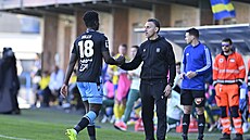 Teplický Emmanuel Fully opou�tí h�i�t� po vylou�ení v utkání se Zlínem.