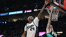 Daeqwon Plowden (29) z Sacramento Kings blokuje, neprosadil se Vít Krej�í z...