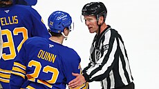 Jack Quinn (22) z Buffalo Sabres a �árový rozhod�í Steve Barton