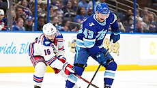 Vincent Trocheck (16) z New York Rangers se pokou�í zbrzdit Darrena Raddyshe...