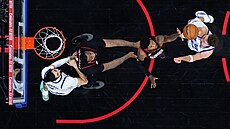 Franz Wagner (vpravo) z Orlando Magic zakon�uje na ko� Philadelphia 76ers,...
