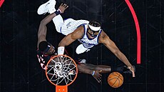 Wendell Carter Jr. (naho�e) z Orlando Magic zakon�uje na ko� Philadelphia...
