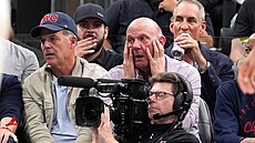 Steve Ballmer, majitel Los Angeles Clippers, se znepokojením sleduje konec...
