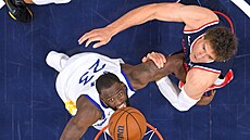 Draymond Green (vlevo) z Golden State Warriors  a Brook Lopez z Los Angeles...