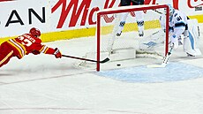 Matt Coronato (27) z Calgary Flames skóruje proti  Utah Mammoth, chybu ud�lal...