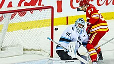 Vítek Van��ek (41) v brán� Utah Mammoth �elí v duelu s Calgary Flames pokusu...