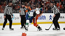 Radko Gudas (v oran�ovém) z Anaheim Ducks se v zápase s Vancouver Canucks rve s...