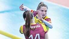 Liberecká volejbalistka Lucie Kolá�ová povzbuzuje spoluhrá�ku.