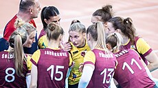 Liberecké volejbalistky naslouchají kapitánce Lucii Kolá�ové.