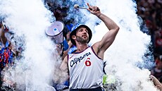 Tribuna zapálených fanou�k� Los Angeles Clippers b�hem zápasu NBA